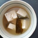 豆腐とわかめの味噌汁